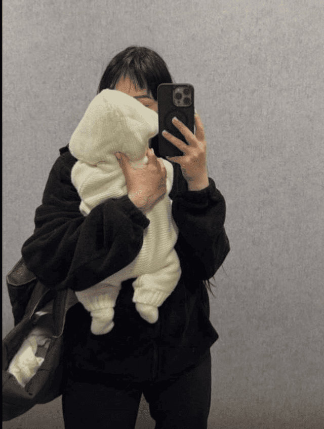 Detailed view of the back-carrying position using the breathable KESLOVE infant carrier for a sleeping baby.