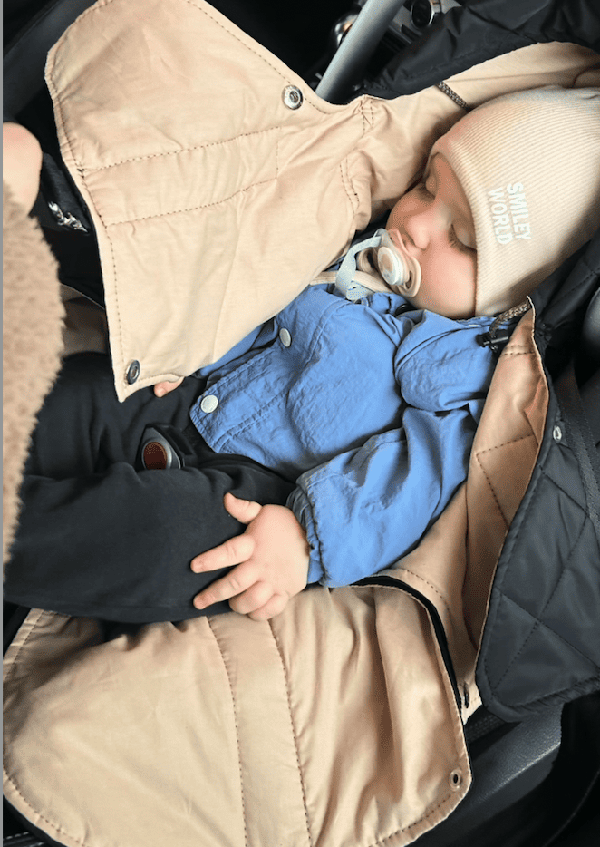 Step 2: Baby lying comfortably and securely in the KESLOVE carrier inside the car seat.